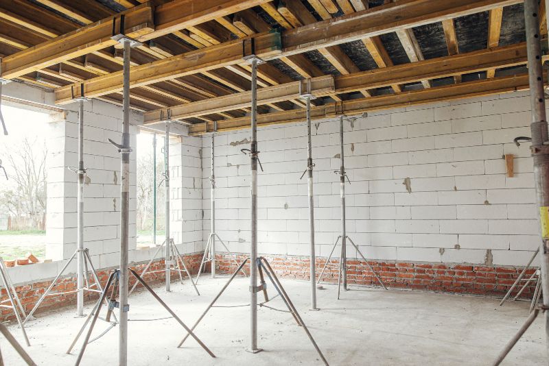 Reinforced concrete floor slab installation for a commercial building