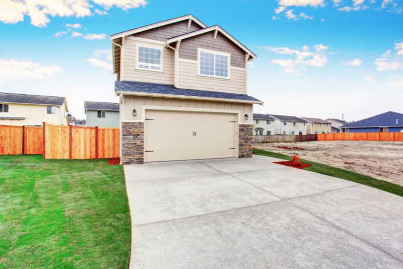 Asphalt or Concrete Driveway: Which Saves You More Money Long-Term?
